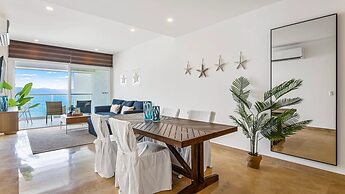 Stylish Beachfront 2BR Balcony Sunsets Pools