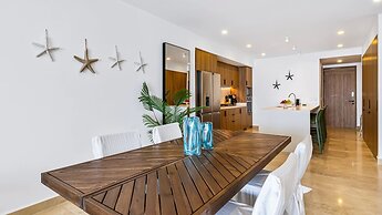 Stylish Beachfront 2BR Balcony Sunsets Pools