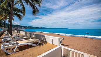 Stylish Beachfront 2BR Balcony Sunsets Pools