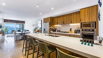 Stylish Beachfront 2BR Balcony Sunsets Pools
