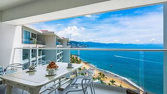 Stylish Beachfront 2BR Balcony Sunsets Pools