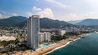 Stylish Beachfront 2BR Balcony Sunsets Pools