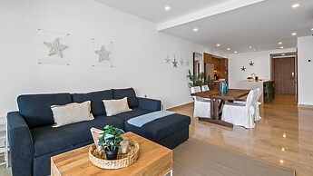 Stylish Beachfront 2BR Balcony Sunsets Pools