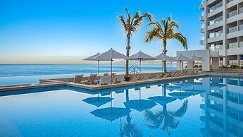 Stylish Beachfront 2BR Balcony Sunsets Pools