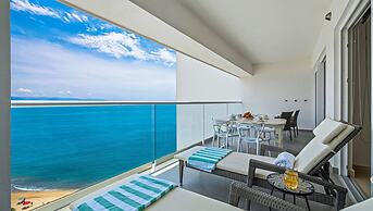Stylish Beachfront 2BR Balcony Sunsets Pools