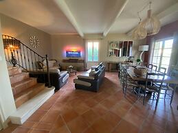 Farmhouse With Swimming Pool in Provence