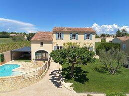Farmhouse With Swimming Pool in Provence