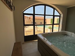 Farmhouse With Swimming Pool in Provence