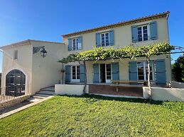 Farmhouse With Swimming Pool in Provence