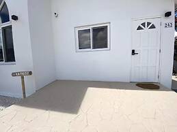 Palm Beach Vacaysuites - Bamboo Suite - Studio