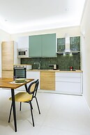 Modern Family Spacious Apartment Near Toledo