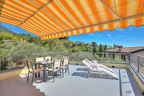 Eden House - Terrace & View Lake