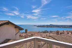 Eden House - Terrace & View Lake