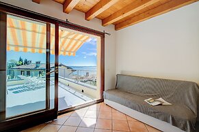 Eden House - Terrace & View Lake