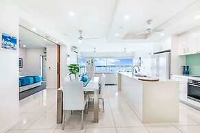 Zen Sapphire Shore Balcony - Pool - Work Desk