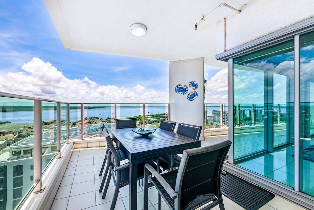 Zen Sapphire Shore Balcony - Pool - Work Desk