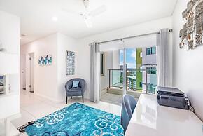 Zen Sapphire Shore Balcony - Pool - Work Desk