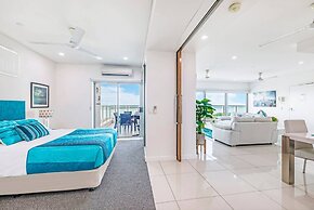 Zen Sapphire Shore Balcony - Pool - Work Desk
