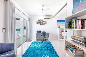 Zen Sapphire Shore Balcony - Pool - Work Desk