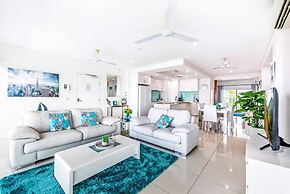 Zen Sapphire Shore Balcony - Pool - Work Desk
