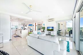 Zen Sapphire Shore Balcony - Pool - Work Desk