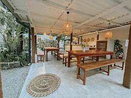 Kickin' Surf Lodge