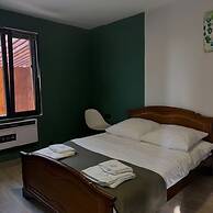 Aparan Guest House