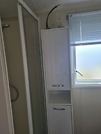 3 Bed Lodge - Sleeps 6 - Parking - Pets - Wifi
