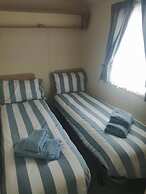3 Bed Lodge - Sleeps 6 - Parking - Pets - Wifi