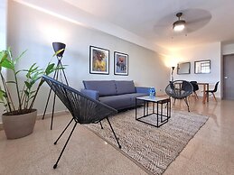 w Modern 2BR In La Cresta