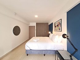 w Modern 2BR In La Cresta