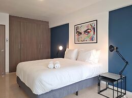 w Modern 2BR In La Cresta