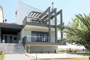 Villa Erytha - Serene Retreat With Views Garden