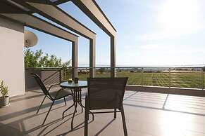 Villa Erytha - Serene Retreat With Views Garden