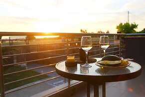 Villa Erytha - Serene Retreat With Views Garden