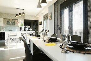Villa Erytha - Serene Retreat With Views Garden