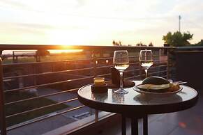 Villa Erytha - Serene Retreat With Views Garden