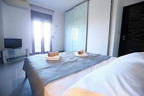 Villa Erytha - Serene Retreat With Views Garden