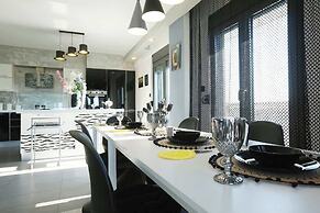 Villa Erytha - Serene Retreat With Views Garden