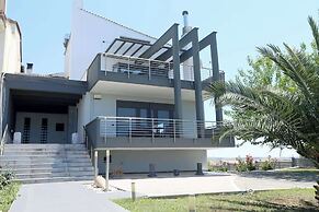 Villa Erytha - Serene Retreat With Views Garden