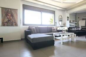 Villa Erytha - Serene Retreat With Views Garden