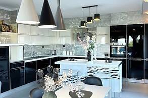 Villa Erytha - Serene Retreat With Views Garden