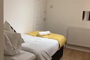 London Heathway Bliss - Spacious 4-bed House