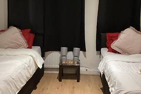 London Heathway Bliss - Spacious 4-bed House