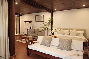 Yulong Sadhu Inn
