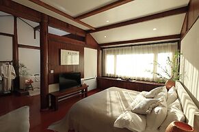 Yulong Sadhu Inn