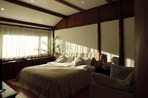 Yulong Sadhu Inn
