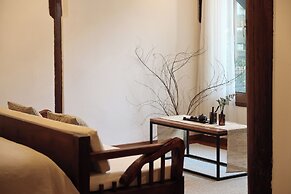 Yulong Sadhu Inn
