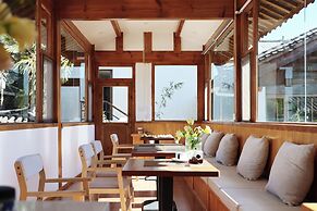 Yulong Sadhu Inn