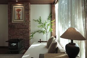 Yulong Sadhu Inn